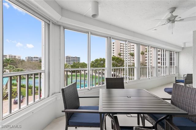 21 Bluebill AVE B-302, Naples, FL 34108