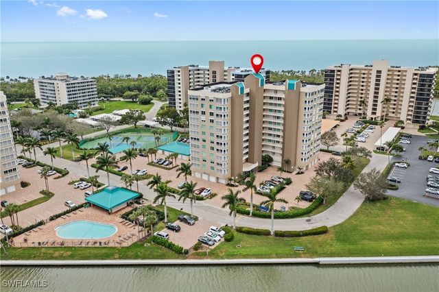 21 Bluebill AVE B-302, Naples, FL 34108