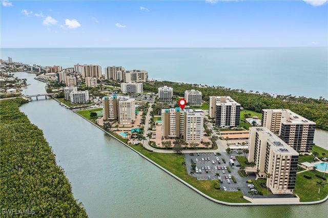 21 Bluebill AVE B-302, Naples, FL 34108