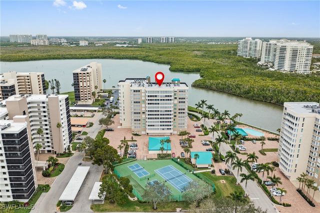 21 Bluebill AVE B-302, Naples, FL 34108