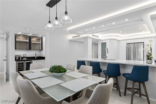 21 Bluebill AVE B-302, Naples, FL 34108