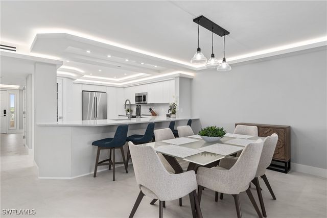 21 Bluebill AVE B-302, Naples, FL 34108