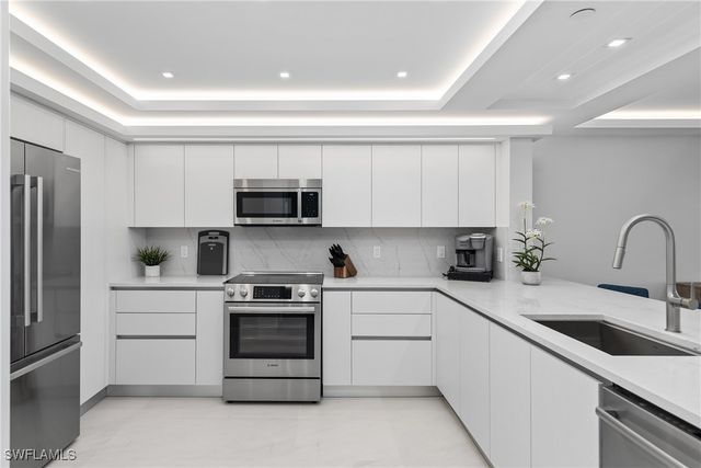 21 Bluebill AVE B-302, Naples, FL 34108