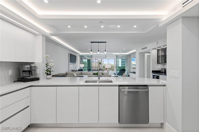 21 Bluebill AVE B-302, Naples, FL 34108