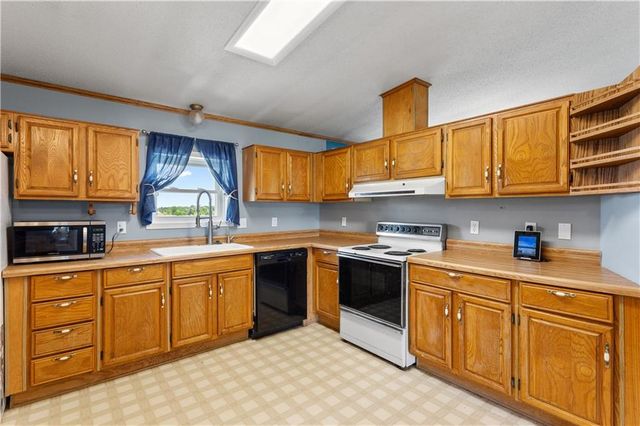 15038 Fairmount Road, Basehor, KS 66007