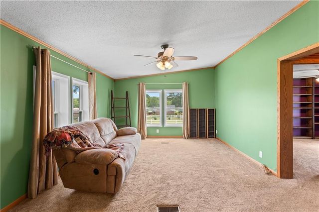 15038 Fairmount Road, Basehor, KS 66007