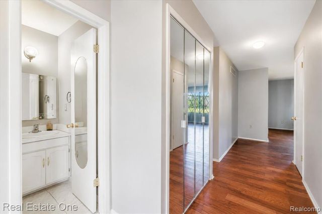 1918 Allenway Court 110, Rochester, MI 48309