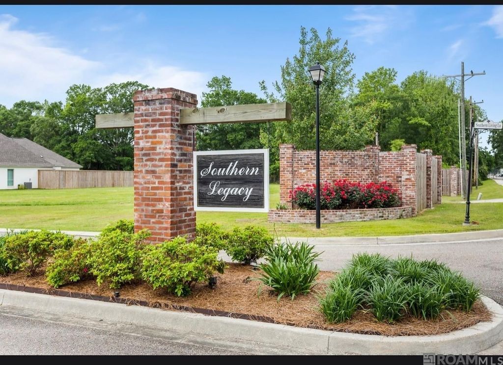 1146 Southern Living Ln, Denham Springs, LA 70726