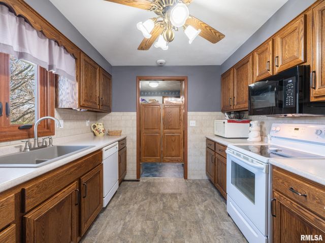 114 CLEARVIEW Drive, Pekin, IL 61554