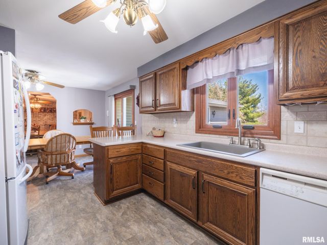 114 CLEARVIEW Drive, Pekin, IL 61554
