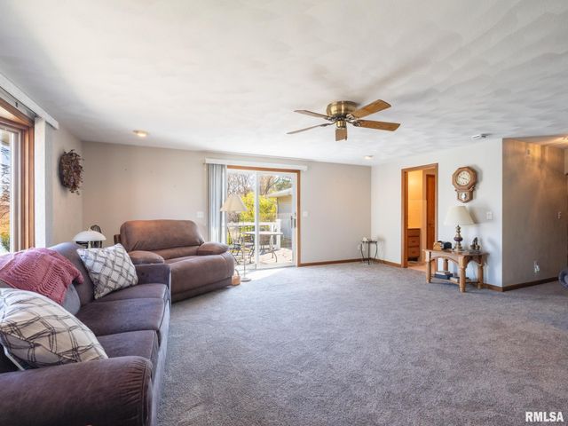114 CLEARVIEW Drive, Pekin, IL 61554