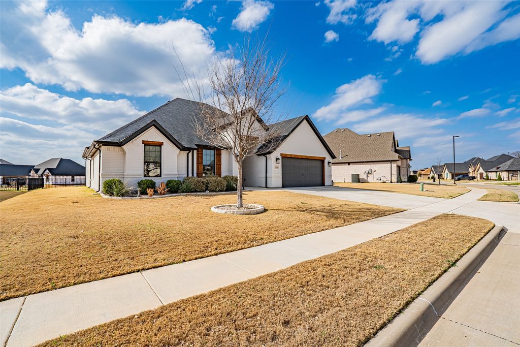 2039 Spieth Street, Granbury, TX 76048