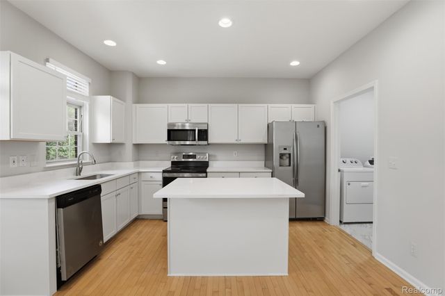 4368 Gateway Circle, West Bloomfield Charter Township, MI 48322