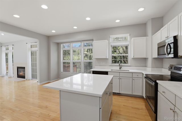 4368 Gateway Circle, West Bloomfield Charter Township, MI 48322