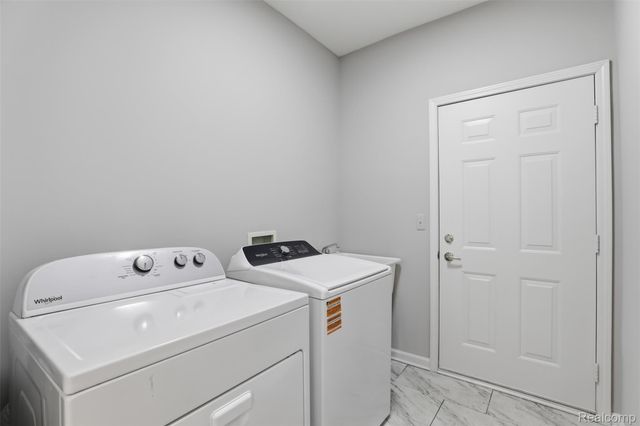 4368 Gateway Circle, West Bloomfield Charter Township, MI 48322
