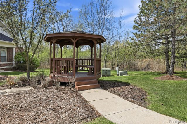 4368 Gateway Circle, West Bloomfield Charter Township, MI 48322