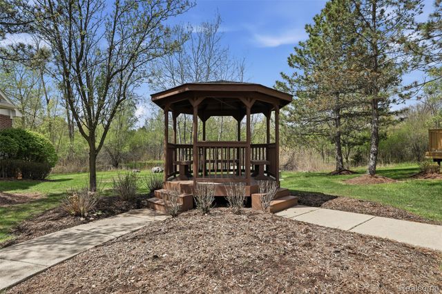 4368 Gateway Circle, West Bloomfield Charter Township, MI 48322