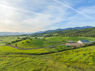 939 Carpenter Hill Road, Medford, OR 97501