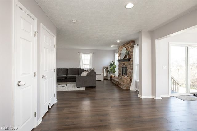 887 Woodfield Lane, Brunswick, OH 44212