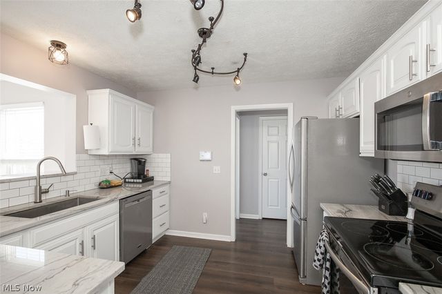 887 Woodfield Lane, Brunswick, OH 44212