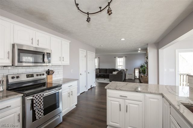 887 Woodfield Lane, Brunswick, OH 44212