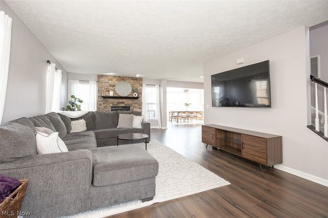 887 Woodfield Lane, Brunswick, OH 44212