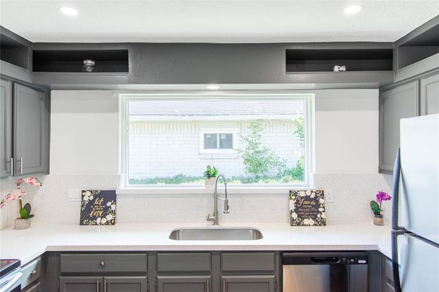10110 Hollow Canyon Drive, Sugar Land, TX 77498