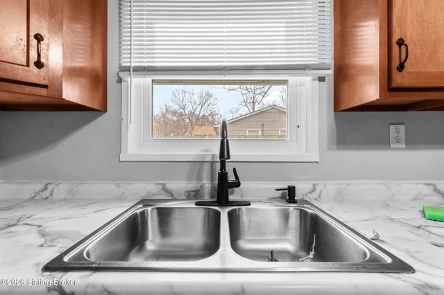 9941 Appollo Ct, Louisville, KY 40272