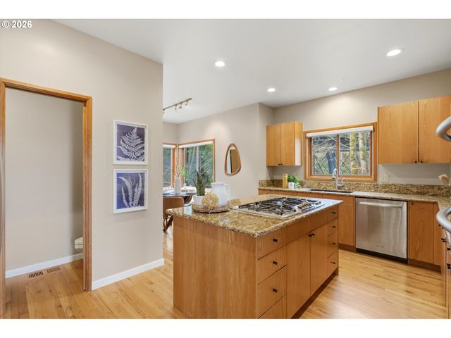 2935 Nw THURMAN St, Portland, OR 97210