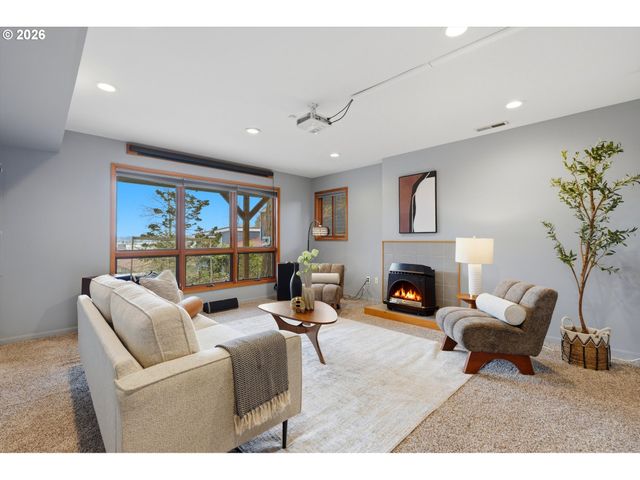 2935 Nw THURMAN St, Portland, OR 97210