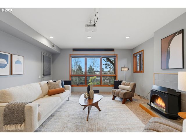 2935 Nw THURMAN St, Portland, OR 97210