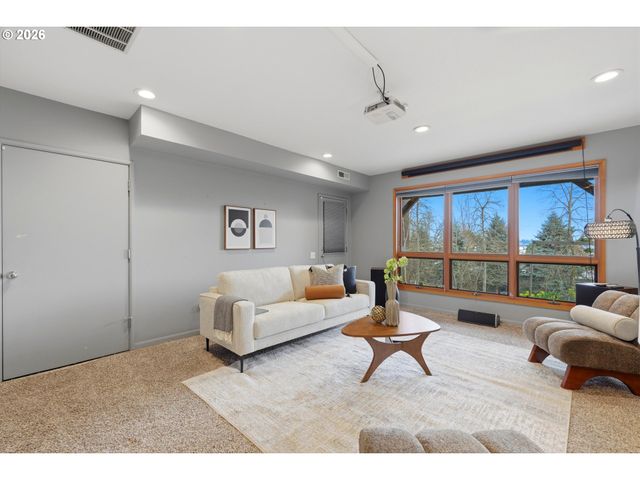 2935 Nw THURMAN St, Portland, OR 97210