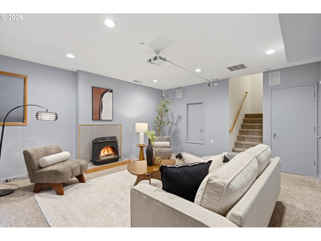 2935 Nw THURMAN St, Portland, OR 97210