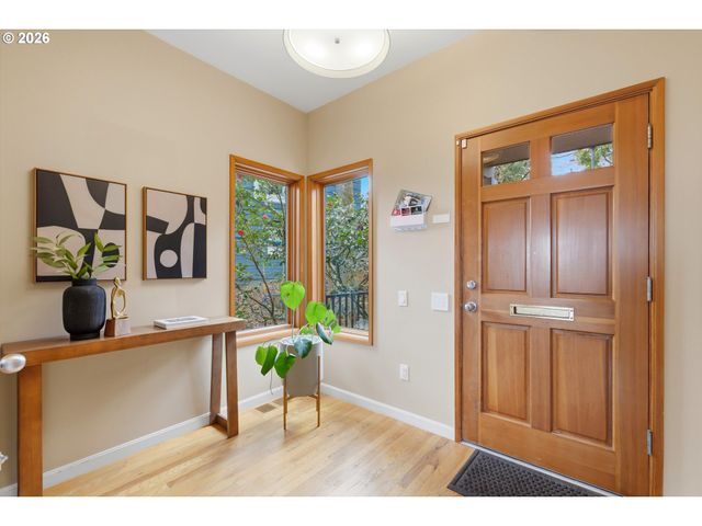 2935 Nw THURMAN St, Portland, OR 97210