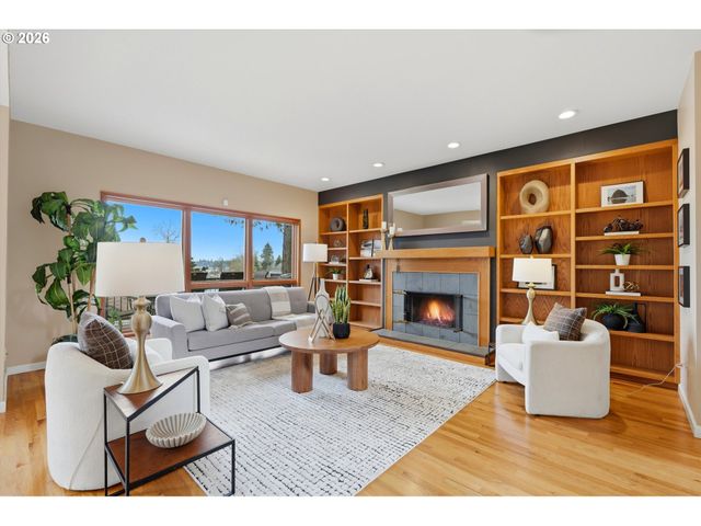 2935 Nw THURMAN St, Portland, OR 97210