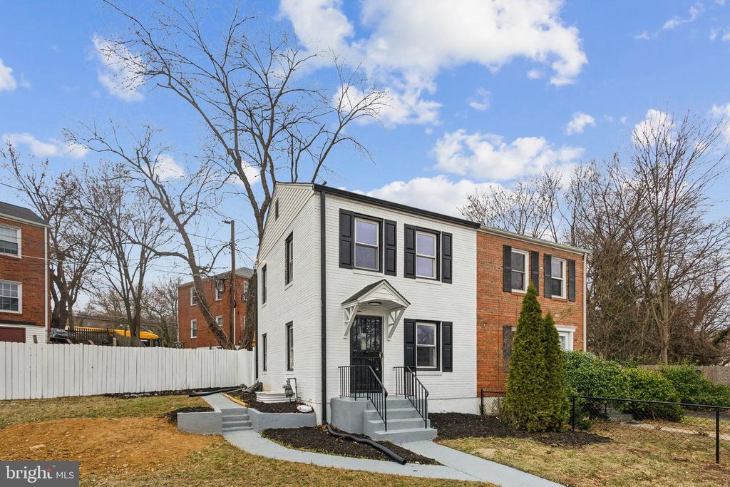 2215 FARRINGTON AVE, Alexandria, VA 22303