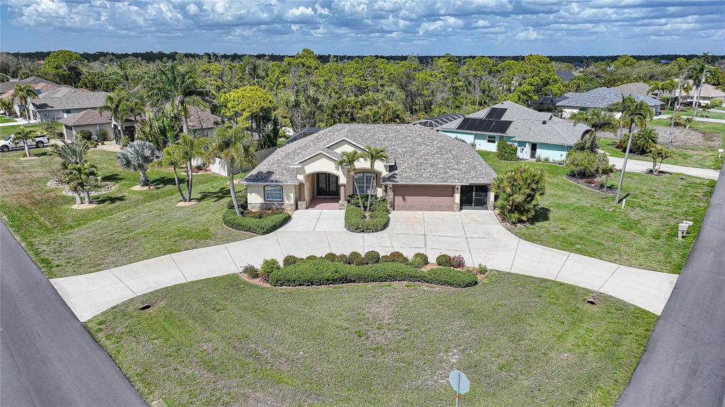 Image 2 of property listing at 176 MEDALIST ROAD, Rotonda West, FL 33947