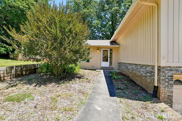 51 Wake Robin Way, Asheville, NC 28805