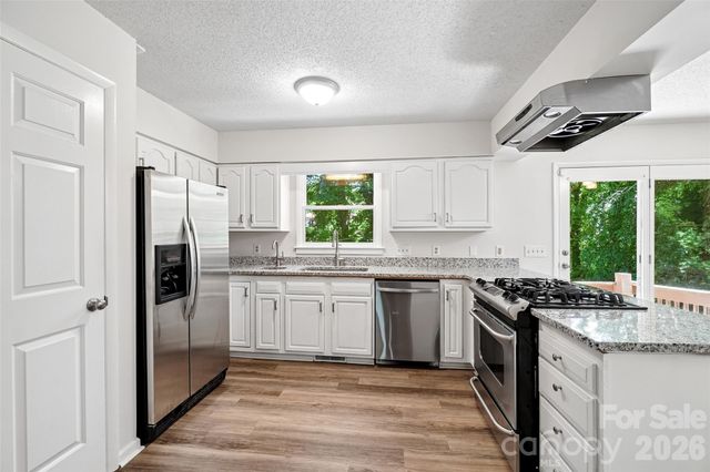 51 Wake Robin Way, Asheville, NC 28805