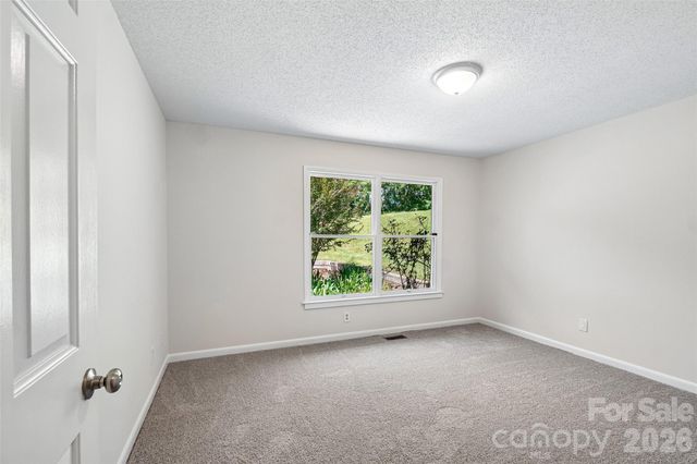 51 Wake Robin Way, Asheville, NC 28805