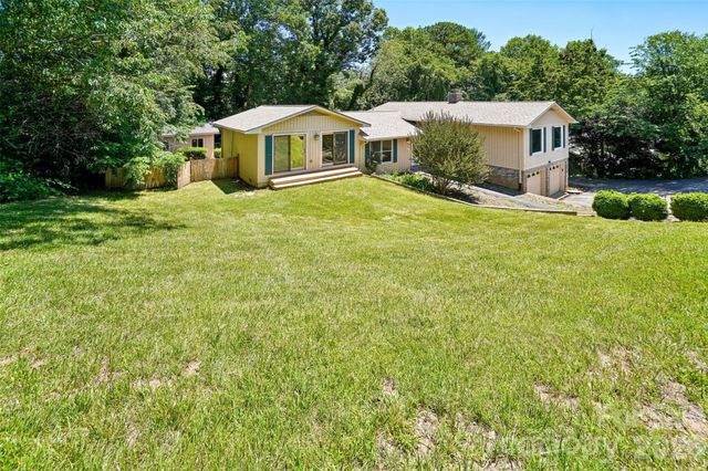 51 Wake Robin Way, Asheville, NC 28805