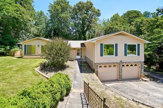 51 Wake Robin Way, Asheville, NC 28805