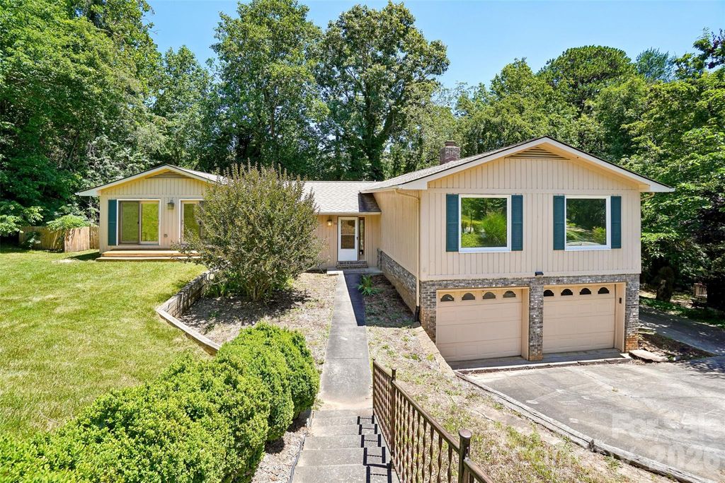 51 Wake Robin Way, Asheville, NC 28805