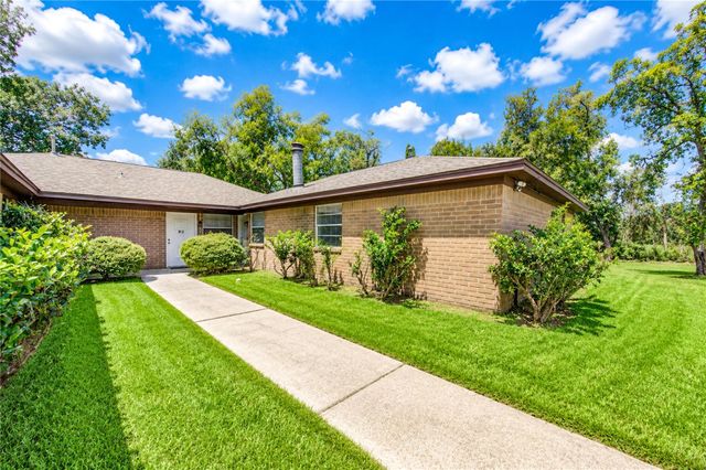 212 Quaker Drive B3, Friendswood, TX 77546