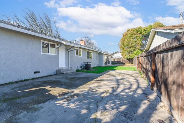 1713 Wolverine Way, Modesto, CA 95355