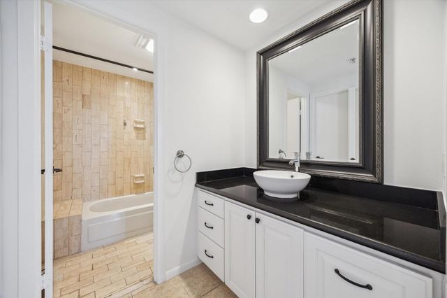 49 Briar Hollow Lane 1704, Houston, TX 77027