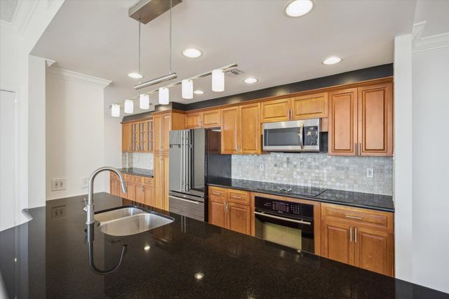 49 Briar Hollow Lane 1704, Houston, TX 77027