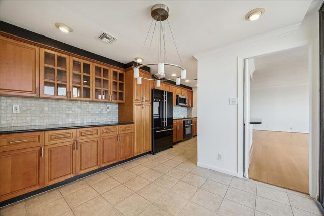 49 Briar Hollow Lane 1704, Houston, TX 77027