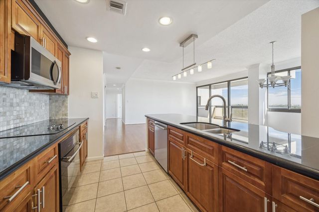 49 Briar Hollow Lane 1704, Houston, TX 77027