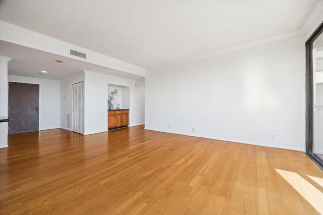 49 Briar Hollow Lane 1704, Houston, TX 77027